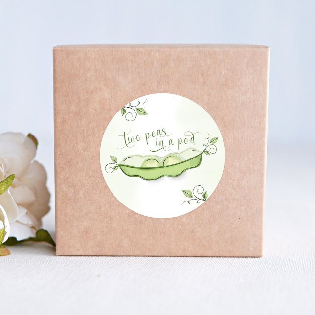 Sticker Rond Bébé vert mignon jumeaux deux petits pois dans un  (Two peas in a pod cute baby shower twins sticker. )