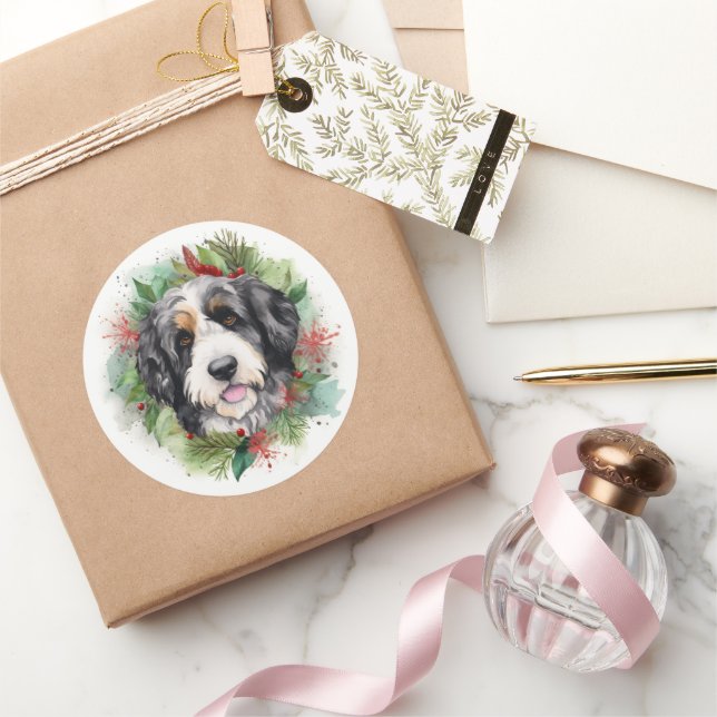 Sticker Rond Bernedoodle Christmas Wreath Festive Pup (Cadeaux)