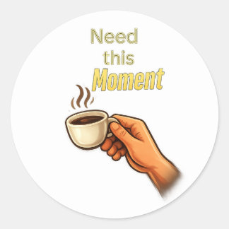 Sticker Rond Besoin de ce Moment Drôle Amateur de Café Main Cla