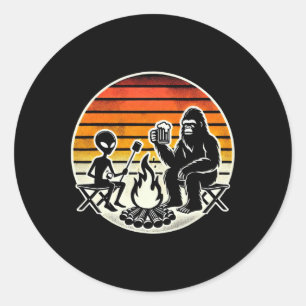 Sticker Rond Bigfoot et extraterrestre en camping buvant de la