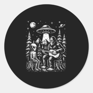 Sticker Rond Bigfoot jouant de la guitare avec un alien et un o