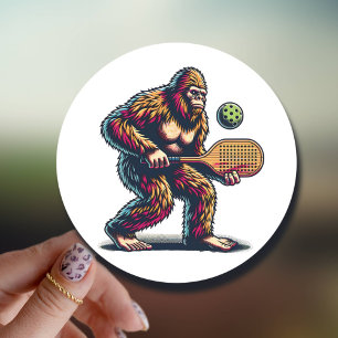 Sticker Rond Bigfoot Jouer Pickleball Drôle Cartoon