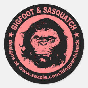 Sticker Rond BIGFOOT & SASQUATING www.Zazzle.com/LifeguardShack