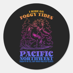 Sticker Rond Bigfoot Surfing Je surfe sur les marées brumeuses