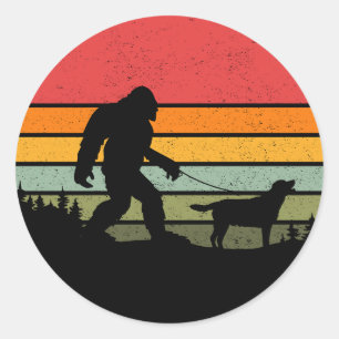 Sticker Rond Bigfoot Walking Labrador Retriever Chien Vintage