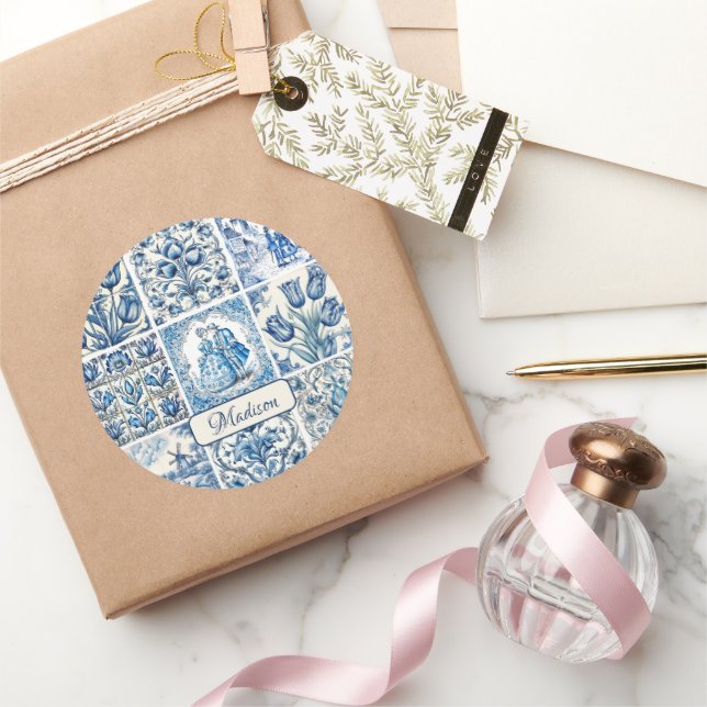 Sticker Rond Bleu Chic toile blanche de jouy Poupées et fleurs (Cadeaux)