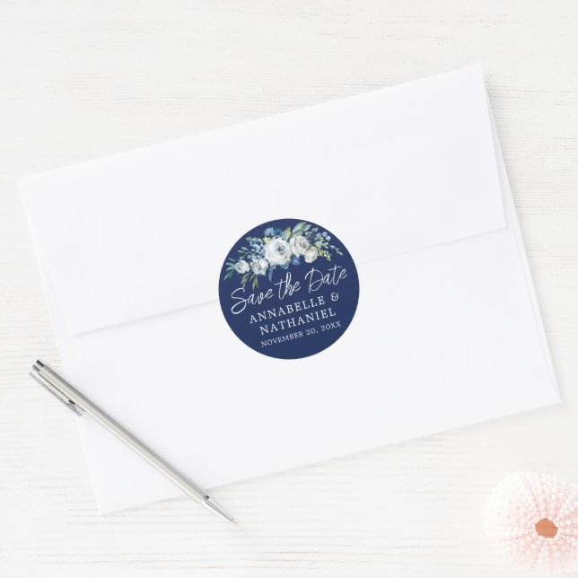 Sticker Rond Bleu Nuit Blanc Floral Hiver Enregistrez la Date (Enveloppe)