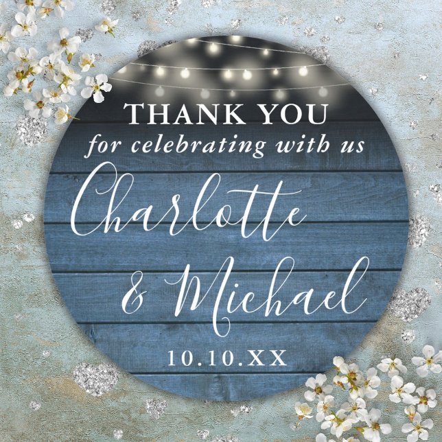 Sticker Rond Bleu Rustique Chaîne Lumières Mariage Favoriser Me (Blue Rustic String Lights Wedding Favor Thank You Classic Round Sticker)