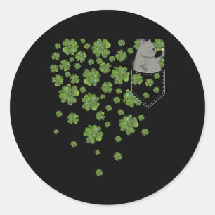 Sticker Rond Blogueur de vidéos de chats dans les trèfles verts