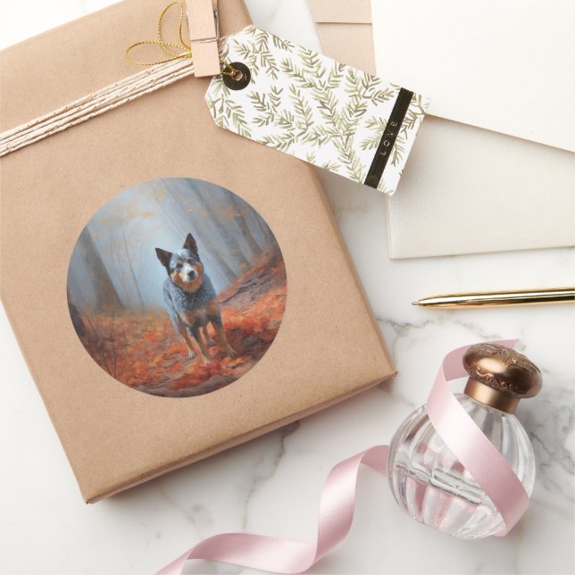 Sticker Rond Blue Heeler dans les feuilles d'automne automne au (Cadeaux)