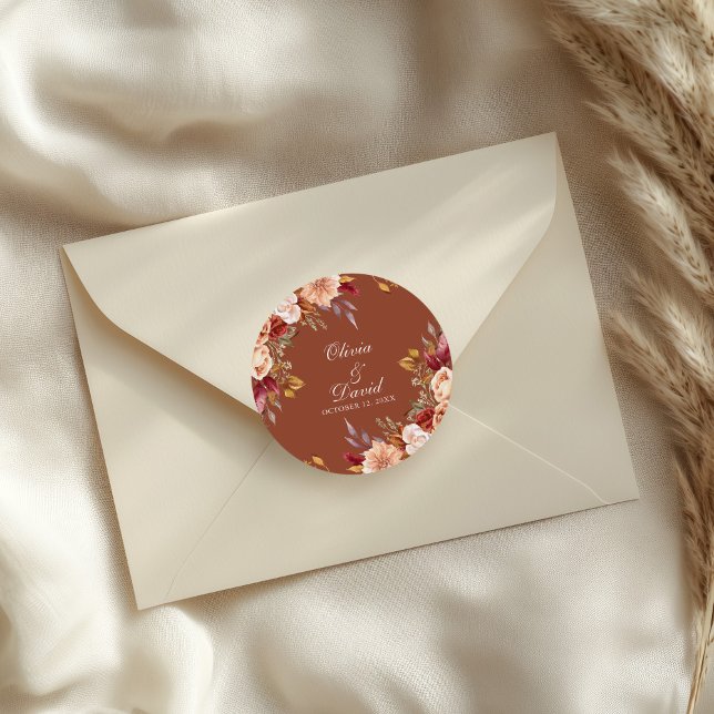 Sticker Rond Boho Moderne Burange Terracotta Mariage Floral (Boho Modern Burnt Orange Terracotta Floral Wedding Classic Round Sticker on a wedding envelope.)