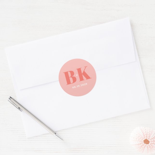 Sticker Rond Bold Modern Coral and Pink Monogram Wedding (Enveloppe)
