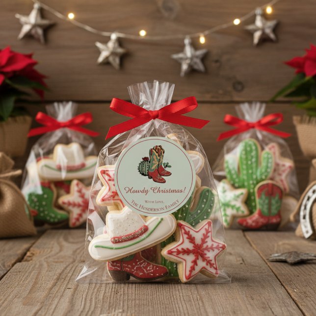 Sticker Rond Bottes de cowgirl rouge de Noël de Western Howdy (Cute Howdy Christmas Round Southwest Holiday Sticker. Rustic Western Boots, Cactus & Red Holly Berry)