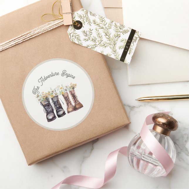 Sticker Rond Bottes de randonnée "L'aventure commence" (Cadeaux)