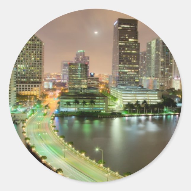 Sticker Rond Bridge leads across waterway to downtown (Devant)