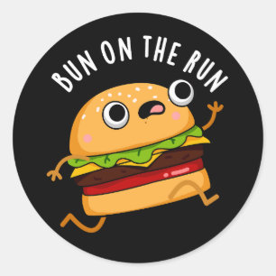 Sticker Rond Bun Sur La Course Drôle Nourriture Pun Dark BG