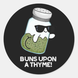 Sticker Rond Buns Sur Un Thyme Funky Herb Pun Dark BG