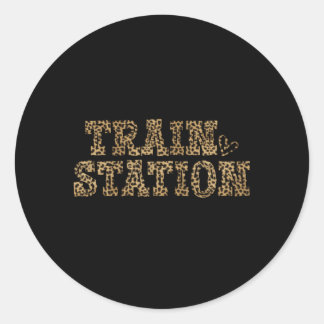 Sticker Rond Ça Pourrait Être Une Gare De Kinda Day Dit :