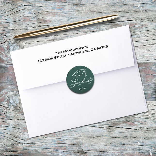 Sticker Rond Cachet d'enveloppe vert foncé pour diplôme (Graduation script and grad hat on dark green envelope seals)