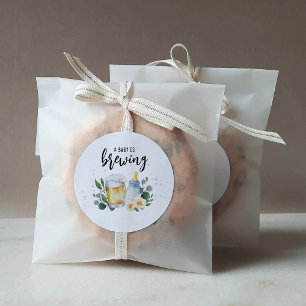 Sticker Rond Cadeau de Baby Shower Baby Is Brewing Greenery