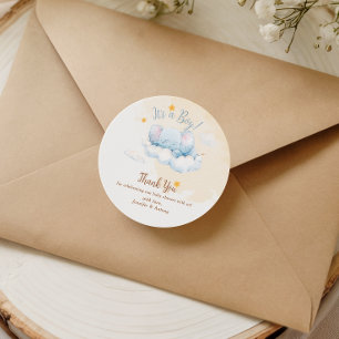Sticker Rond Cadeau de Baby Shower Bleu d'Éléphant C'est un Gar
