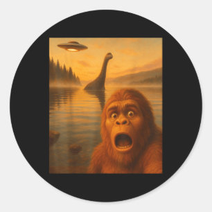 Sticker Rond Cadeaux d'aliens de Bigfoot selfie avec Loch Ness 