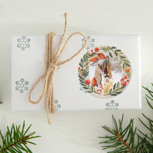 Sticker Rond Cadre photo confortable de la couronne de vacances (Cozy Holiday Wreath Photo Frame Classic Round Sticker)