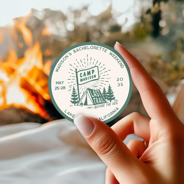 Sticker Rond Camp Rétro Bachelorette Girls Glamping Week-end (Créateur téléchargé)