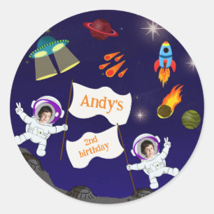 Sticker Rond Caricature d'anniversaire de l'astronaute spatial