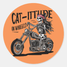 Cat Skeleton chevauchant une moto Cat-itude sur où