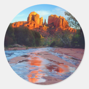 Sticker Rond Cathedral Rock se reflétant dans Oak Creek au couc