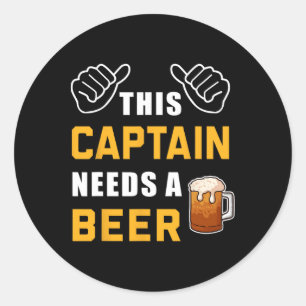 Sticker Rond Ce Capitaine A Besoin D'Un Bateau Amateur De Bière