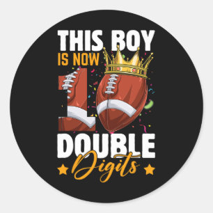 Sticker Rond Ce Garçon Maintenant 10 Chiffres Double Football 1