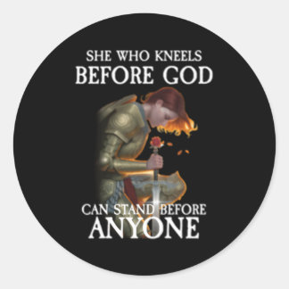 Sticker Rond Celle Qui S'Agenouille Avant Dieu Peut Se Tenir De
