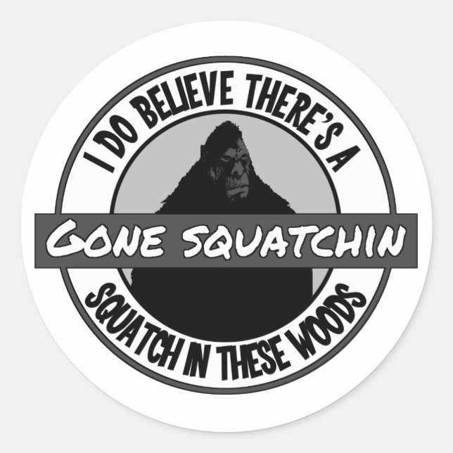 Sticker Rond Cercle - Gone Squatchin' - Squatch dans ces Bois (Devant)