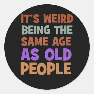 Sticker Rond C'est bizarre d'être le même âge que les personnes