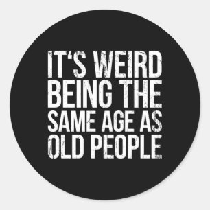 Sticker Rond C'Est Étrange D'Être Le Même Âge Que Les Personnes