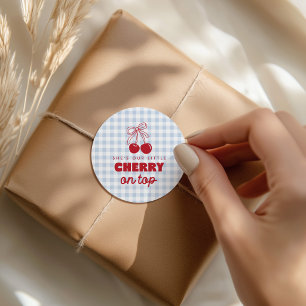 Sticker Rond C'est notre cerise sur le dessus bleu Gingham Anni
