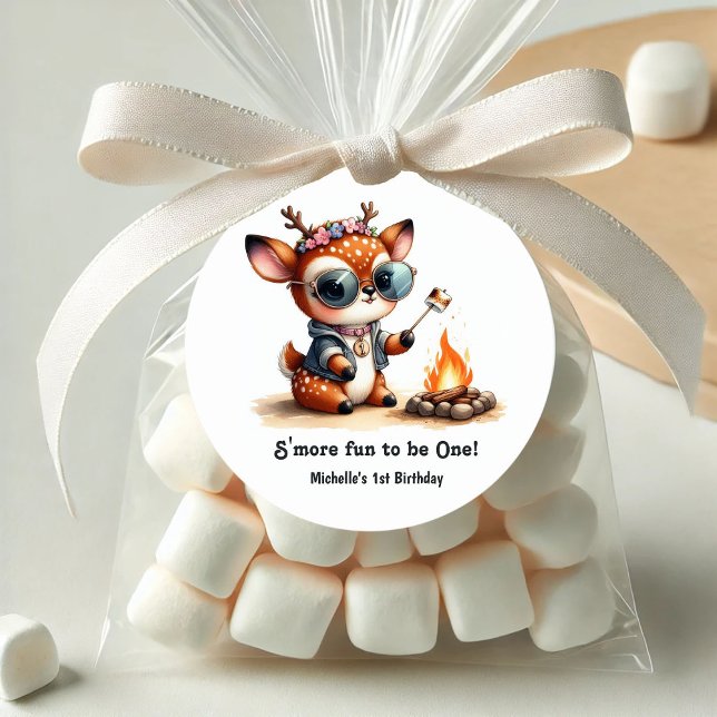 Sticker Rond "C'est plus amusant d'être un !" Camping de cerfs  ("S'more Fun to Be One!" Deer Camping 1st Birthday Classic Round Sticker)
