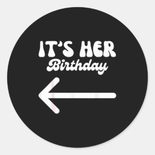 Sticker Rond C'est son anniversaire (flèche pointant) humour di