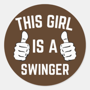 Sticker Rond Cette Fille Est Un Swinger Drôle Couples Qui Corre