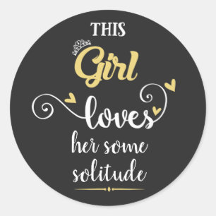 Sticker Rond Cette fille l'aime un peu solitude