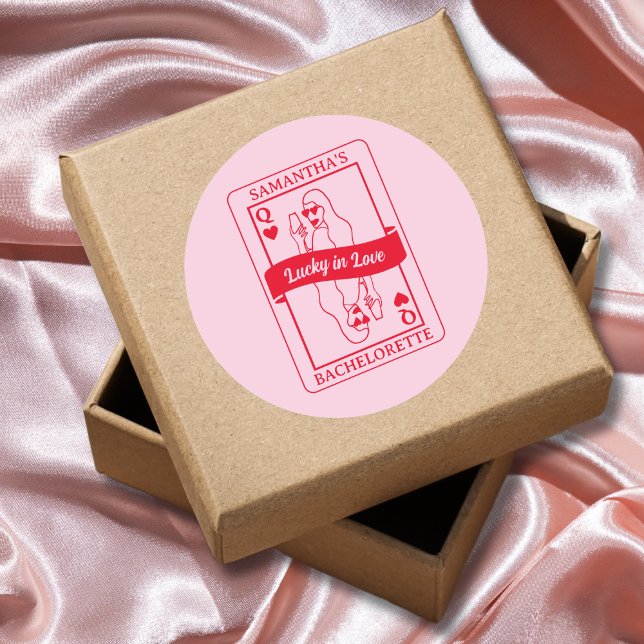 Sticker Rond Chanceux en amour Rose & Rouge Cadeau pour l'enter (Lucky In Love Pink & Red Bachelorette Favor Classic Round Sticker)