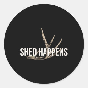 Sticker Rond Chasseur de wapitis Shed Happens Drôle Chasse de c