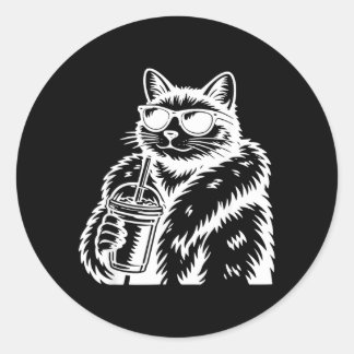 Sticker Rond Chat Buvant du Café Glacé Mème Animal Drôle