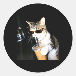 Sticker Rond Chat Drôle Buvant du Café Glacé Humour Mème Chaton