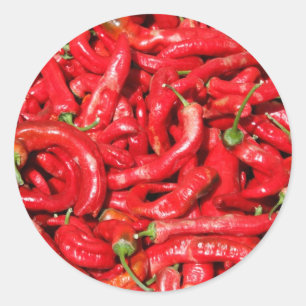 Sticker Rond Chauds poivrons rouges en plein air pendant le sol