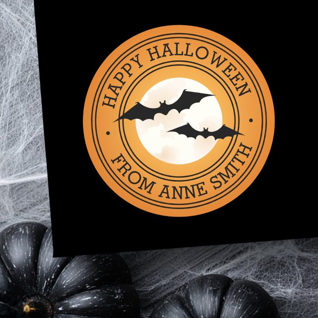 Sticker Rond Chauves-souris et lune Joyeux Halloween nom person (Bats and moon Happy Halloween custom name orange Classic Round Sticker)
