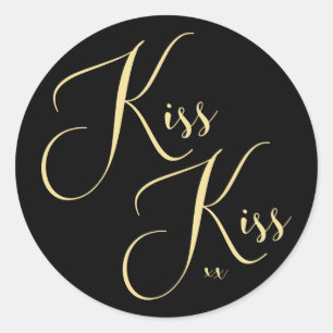 Sticker Rond Chic Black Gold Script Kiss Kiss Saying