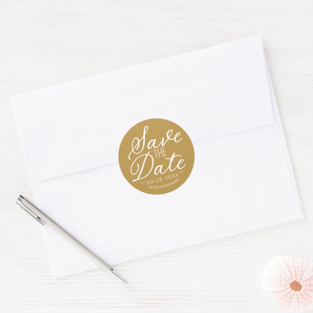 Sticker Rond Chic White Script Wedding Enregistrer La Date Gold (Enveloppe)